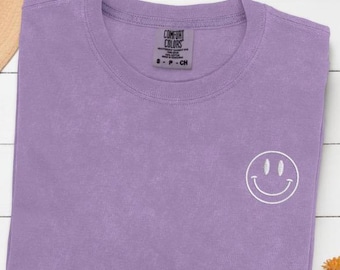 Geborduurd blij gezicht comfort kleuren shirt, blij gezicht shirt, glimlach shirt, retro happy T-shirt, geborduurd shirt, cadeau voor haar, leuke shirts