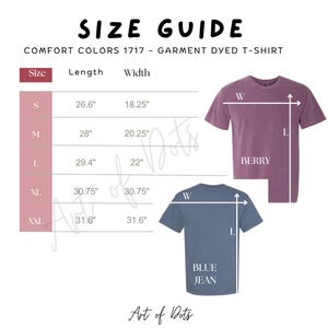 Op de afbeelding: Maattabel voor een garment-gekleurd T-shirt in de kleuren bessen en blauwe jeans. De tabel toont de maat, lengte en breedte in inches voor de maten S, M, L, XL en XXL.