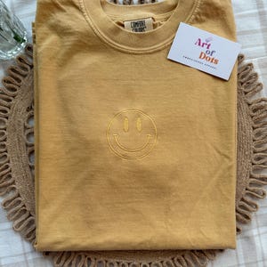 Happy Face Comfort Colors T-shirt, Smile-shirt, Happy T-shirt, Geborduurd T-shirt, Geborduurd T-shirt, Aangepast T-shirt, Retro Happy Face-shirt afbeelding 3