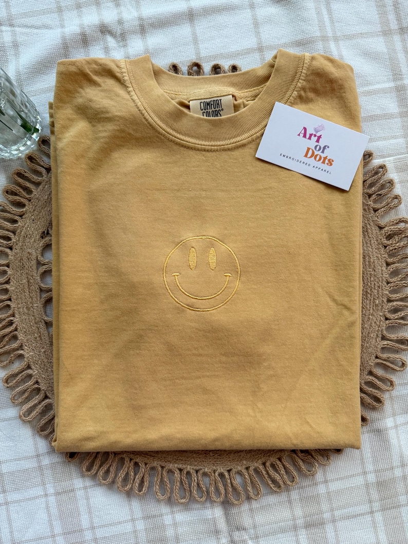 Happy Face Comfort Colors T-shirt, Smile-shirt, Happy T-shirt, Geborduurd T-shirt, Geborduurd T-shirt, Aangepast T-shirt, Retro Happy Face-shirt afbeelding 3