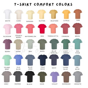 Op de afbeelding: Een kaart met 30 verschillende T-shirt kleuren, met de naam van elke kleur onder het bijbehorende kleurensample. De kleuren zijn gerangschikt in rijen en kolommen, en de kaart heeft de titel "T-Shirt Comfort Colors".
