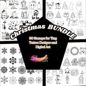 Może przedstawiać: Kolekcja 80 świątecznych stempli do sztuki cyfrowej i projektów tatuaży. Czarno-białe ilustracje obejmują Świętego Mikołaja, renifery, choinki, płatki śniegu i różne świąteczne postacie. Wyświetlany jest tekst "Christmas BUNDLE".