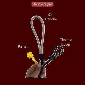 Pode incluir: Tr&ecirc;s estilos de al&ccedil;as rotulados como Handle Styles: uma al&ccedil;a de n&oacute; amarela, uma al&ccedil;a bege de 6in e um la&ccedil;o de polegar verde-escuro. Cada al&ccedil;a &eacute; feita de cord&atilde;o com um conector preto na base, exibida contra um fundo vermelho escuro.