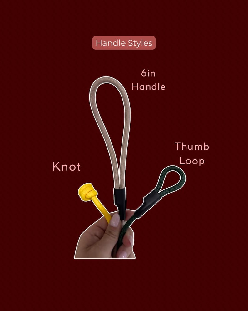 Pode incluir: Tr&ecirc;s estilos de al&ccedil;as rotulados como Handle Styles: uma al&ccedil;a de n&oacute; amarela, uma al&ccedil;a bege de 6in e um la&ccedil;o de polegar verde-escuro. Cada al&ccedil;a &eacute; feita de cord&atilde;o com um conector preto na base, exibida contra um fundo vermelho escuro.
