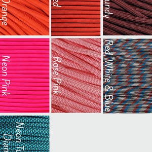 Peut inclure: Une collection de sept brins de paracorde de diff&eacute;rentes couleurs et motifs, &eacute;tiquet&eacute;s Neon Orange, Red, Burgundy, Neon Pink, Rose Pink, Red, White & Blue et Neon Turquoise Diamond, dispos&eacute;s dans une grille de sections rectangulaires.
