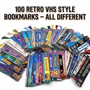 Könnte beinhalten: Eine Sammlung von 100 rechteckigen Lesezeichen, die wie klassische VHS-Kassettenhüllen gestaltet sind und verschiedene bunte Filmtitel sowie Charakterillustrationen zeigen. Jedes Lesezeichen ist mit einer kleinen dekorativen Quaste versehen.