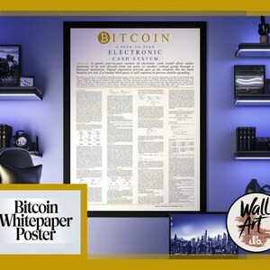 Puede incluir: Un póster en blanco y negro con el texto "Bitcoin: Un sistema de efectivo electrónico de igual a igual" y una explicación detallada del sistema. El póster está enmarcado y colgado en una pared en una habitación con una pared azul y estantes.