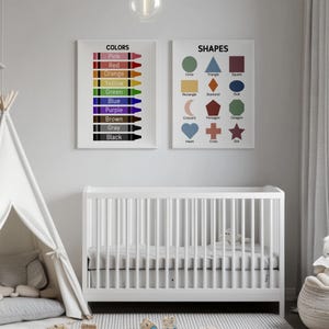Puede incluir: Dos carteles educativos para ni&ntilde;os. El cartel de la izquierda muestra un arco&iacute;ris de crayones con los nombres de los colores escritos debajo de cada cray&oacute;n. El cartel de la derecha muestra diferentes formas con los nombres de las formas escritos debajo de cada forma.