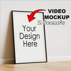 Könnte beinhalten: Ein schwarzer Bilderrahmen-Mockup mit dem Text "Your Design Here" auf weißem Hintergrund. Das Bild ist vor einer weißen Wand und einem Holzboden platziert. Der Text "VIDEO MOCKUP 2 Scene's" befindet sich in der oberen rechten Ecke des Bildes.