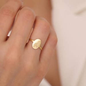 Dainty Engraved Birthflower Ring, Mother Gift for Her, Mother&#39;s Day Gift, Engraved Birthflower Band, Minimalist Custom Ring, Gift for Mom