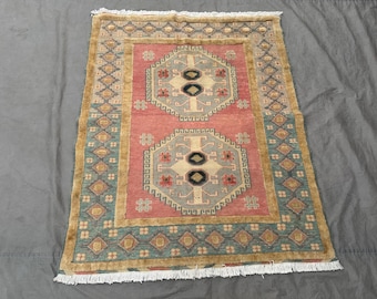 Alfombra antigua de lana caucásica Shirwan de 1,2 x 0,9 m, tejida a mano con diseño de medallón geométrico y suaves colores pastel.