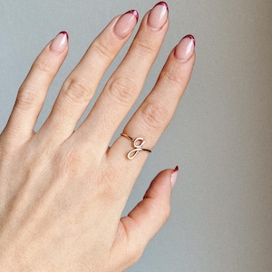 Anillo con inicial en minúscula cursiva, delicada y elegante • Joyería ajustable de oro laminado de 14k con escritura • Regalo ideal