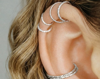 Pendiente de aro de plata de ley con corte de diamante • Giro sin costuras, hélice, trago