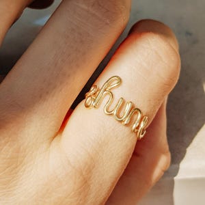 Anpassad namnring justerbar • Personliga trådsmycken • Minimalistisk och elegant present till henne