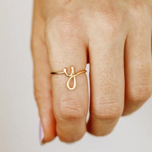 Anel dourado com a inicial Y • Anel com letra minúscula cursiva • Joia delicada, minimalista e ajustável, presente personalizado