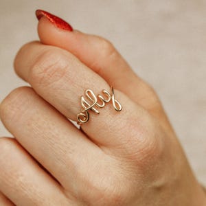 Anpassad namnring justerbar guld • Personlig trådring • Minimalistiska, eleganta smycken present till henne