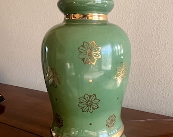Working Vintage MCM Porcelain Table Lamp w Brass Plated Base. Green & Gold.