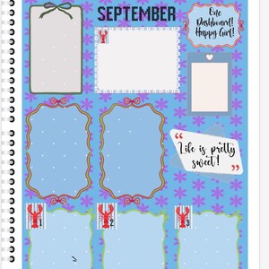 Op de afbeelding: Een spiraalgebonden plannerpagina voor september met een blauwe achtergrond en bloemaccenten. Voorzien van rechthoekige en geschulpte frames, kreeftenillustraties en de tekst "Life is pretty sweet!" en "One Dashboard! Happy Girl!"