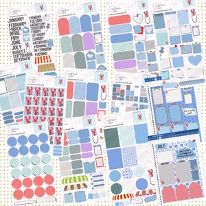 Op de afbeelding: Een verzameling plannerstickers in verschillende vormen en maten, met een kreeftthema. De stickers bevatten kalendermaanden, dagen van de week en decoratieve elementen in blauw, rood en groen. Sommige stickers hebben tekst.