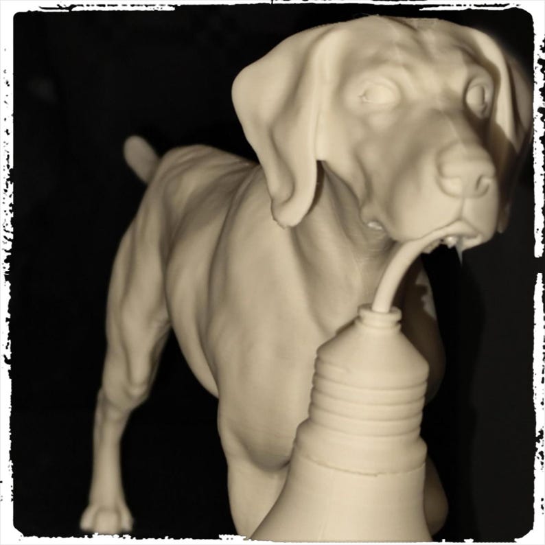 以下が含まれることがあります： 白い陶器製の犬の彫刻。犬は頭を後ろに傾け、白い陶器製のボトルから水を飲んでいます。犬の耳は垂れていて、しっぽは丸まっています。