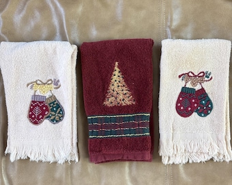 VTG Christmas Embroidered Fingertip Towels (3) Country Primitive Mittens Tree
