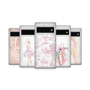 Puede incluir: Una colección de cinco fundas para teléfono con diseños de ballet. Las fundas presentan ilustraciones de bailarinas, zapatillas de ballet y patrones florales en tonos rosas y blancos. Las fundas están dispuestas en fila.