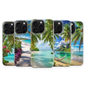 Può includere: Una collezione di cinque custodie per telefono con scene di spiaggia tropicali. Ogni custodia mostra un'immagine diversa di una spiaggia con palme, sabbia bianca e acqua turchese sotto un cielo blu. Le custodie hanno una finitura trasparente e lucida.