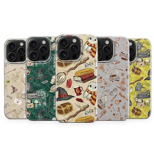 Puede incluir: Cinco fundas de teléfono con diferentes patrones. Las fundas presentan varios diseños, incluyendo búhos, libros, escobas y otros elementos mágicos. Las fundas son en tonos de verde, beige y amarillo.
