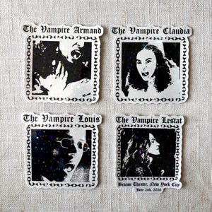 Può includere: Quattro adesivi con ritratti in bianco e nero di personaggi di vampiri. Ogni adesivo ha un bordo decorativo e i nomi "The Vampire Armand", "The Vampire Claudia", "The Vampire Louis" e "The Vampire Lestat".