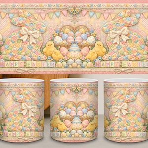 Puede incluir: Tres tazas de cerámica blanca con un diseño pastel de Pascua. El diseño presenta un conejito de patchwork, pollitos, huevos de Pascua y las palabras "Happy Easter". El fondo es un patrón pastel a juego.