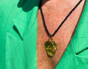 Gold-Tone Disc Necklace on Black Thread – Hammered Coin Pendant – Minimalist Layering Jewelry – 49.5cm