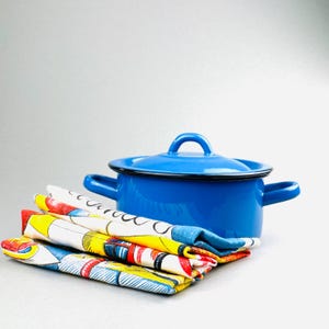 Vintage French Blue Enamel Pot with Lid – Circa 1940s Kitchen Cookware – 24 cm wide