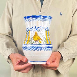 Grande brocca antica in maiolica spagnola – Brocca in ceramica dipinta a mano con uccellino giallo – Manises, inizio XX secolo – 22 cm di altezza