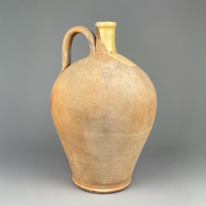 Grande cruche ancienne en terre cuite, France — Cruche en poterie jaune — Début du XXe siècle — 35 cm de haut