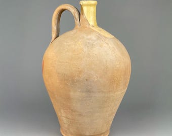 Grote antieke Franse terracotta kan – gele aardewerken kruik – begin 20e eeuw – 35 cm hoog