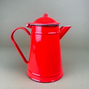 Vintage French Red Coffee Pot – Enamel Metal Teapot with Lid – 1950s Retro Kitchenware – 21cm Tall