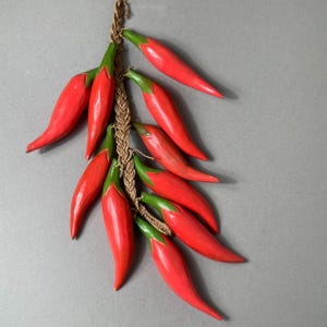 Vintage spanische Chili Ristra aus Holz - handgeschnitzte Volkskunst Wandbehang - rustikale Küchendekoration - 1960er Jahre - 55 cm hoch