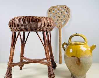 Sgabello vintage francese in vimini — Tavolino o supporto per piante anni '50 — Arredamento in stile costiero — 40 cm