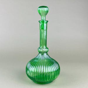 ヴィンテージ フランス製 グリーンガラス デキャンタ – アールデコ調 ガラスボトル（ストッパー付き） – 1950年代頃 – 高さ33cm