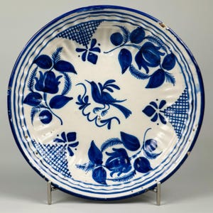 Bol en céramique espagnol du XIXe siècle - faïence de Manises signée - oiseau bleu et motif floral - décoration murale - 29 cm de large