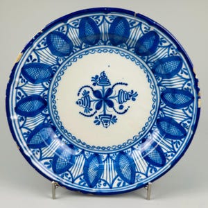 Assiette en céramique espagnole du XIXe siècle - Grandes faïences de Manises polychromes - Motif floral et géométrique - Décoration murale peinte à la main - 31 cm de large