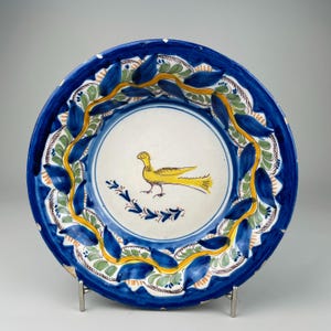 Antique Spanish Manises Plate – Yellow Bird Motif – 19th Century Hand-Painted Polychrome Ceramic – 27cm Wide