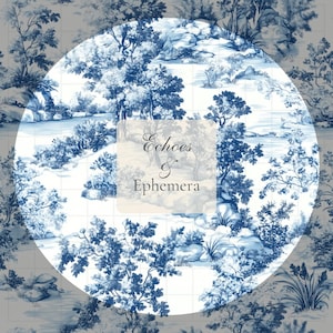 Peut inclure: Un motif circulaire avec un motif toile bleu et blanc sur fond blanc. Le motif représente un paysage avec des arbres, une rivière et des rochers. Le texte "Echoes & Ephemera" est centré dans le motif.