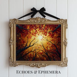 Puede incluir: Una obra de arte enmarcada en un marco dorado ornamentado, que representa un bosque otoñal con hojas rojas y naranjas y troncos de árboles oscuros. La pintura está suspendida por una cinta y un lazo negros. El texto "ECHOES & EPHEMERA" está en la parte inferior.