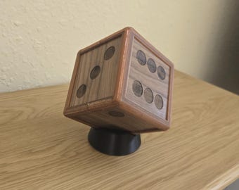 Dado de nogal extragrande con soporte, 10 cm (4 pulgadas), ideal para la decoración de salas de juegos.