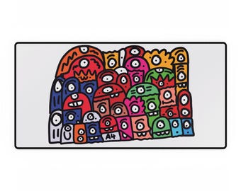 Può includere: Un tappetino da scrivania rettangolare con un colorato design di doodle art. L'opera d'arte include vari personaggi dei cartoni animati con più occhi, in tonalità di rosso, blu, verde, arancione e rosa, su sfondo bianco.
