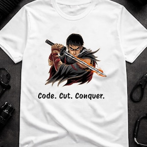 Peut inclure: T-shirt blanc avec un graphisme de guerrier tenant une épée et le texte "Code. Cut. Conquer." Le guerrier affiche une expression déterminée et tient une épée à lame enflammée. Le motif est centré sur le t-shirt.