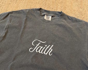 Glaube gestickte Komfort Farben T-Shirt, christliche Bekleidung