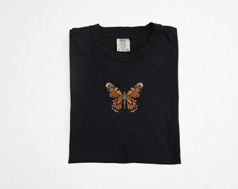 Schmetterling Comfort Farben besticktes T-Shirt