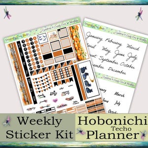 Może przedstawiać: Zestaw naklejek tygodniowych do planera Hobonichi Techo. Zestaw ma jesienny motyw z pomarańczowymi, czarnymi i brązowymi kolorami. Zawiera naklejki na dni tygodnia, daty i elementy dekoracyjne. Tekst na zestawie naklejek brzmi "Weekly Sticker Kit Hobonichi Techo Planner".